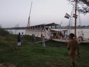 dahabiya docking by an island