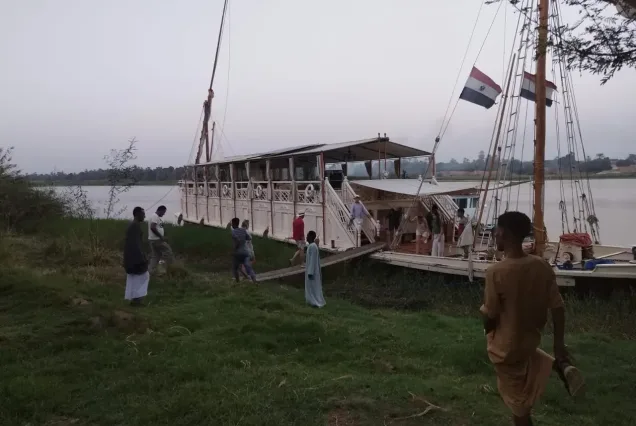 dahabiya docking by an island