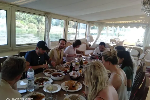 tourists eating lunch on the dahabiya